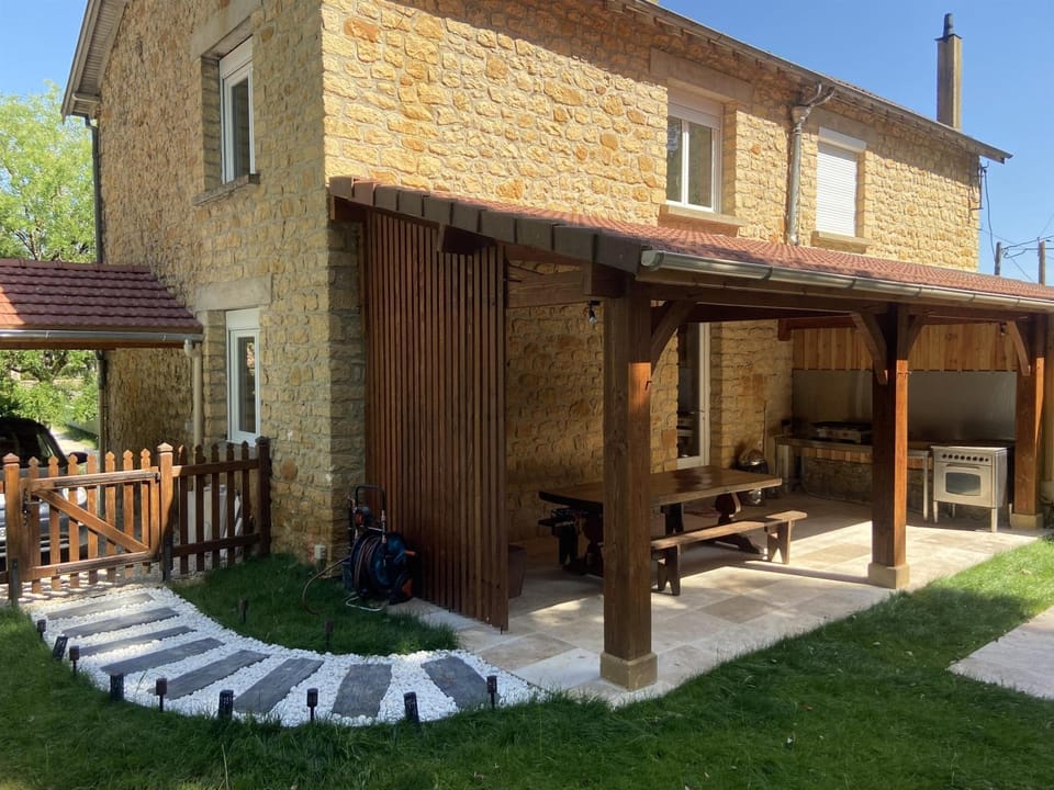 Property building, Patio, Day, BBQ facilities, Dining area, Parking