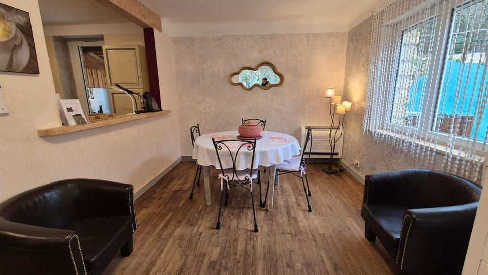 Day, Seating area, Dining area