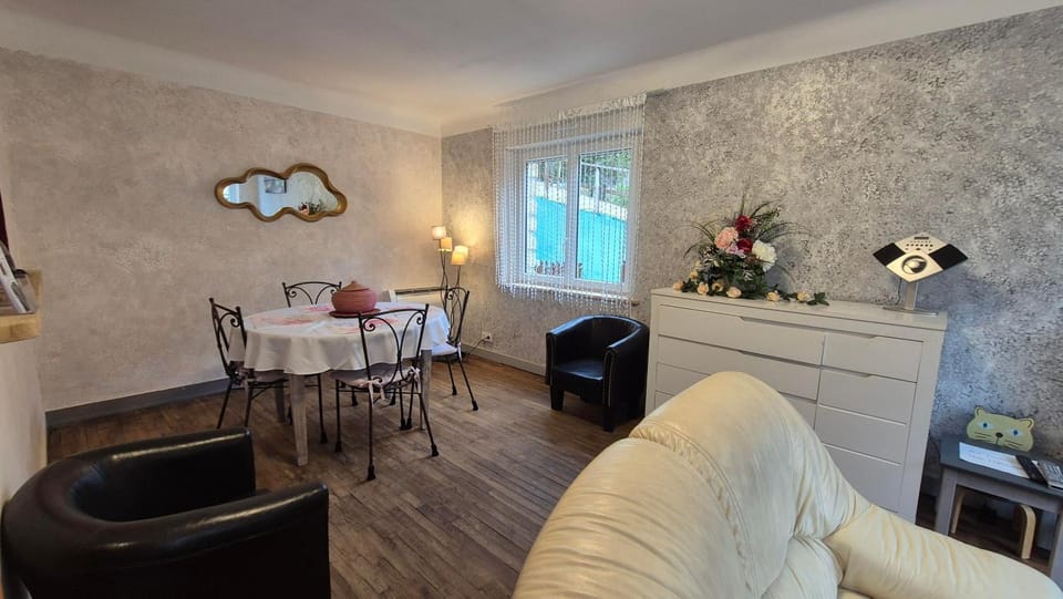 Seating area, Dining area