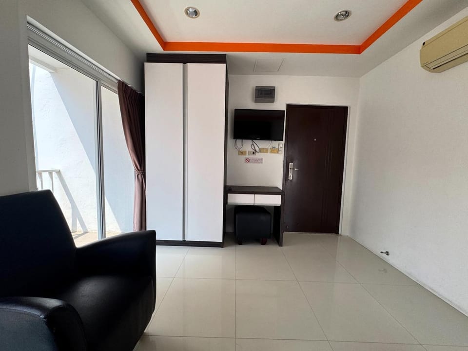 Bright Corner Pool-View Studio with Balcony - New Nordic VIP 3, Pratumnak Apartment in Pattaya City
