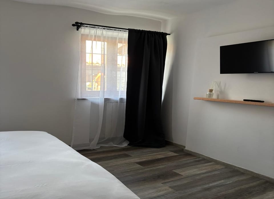 Bed, TV and multimedia, Bedroom, Entertainment