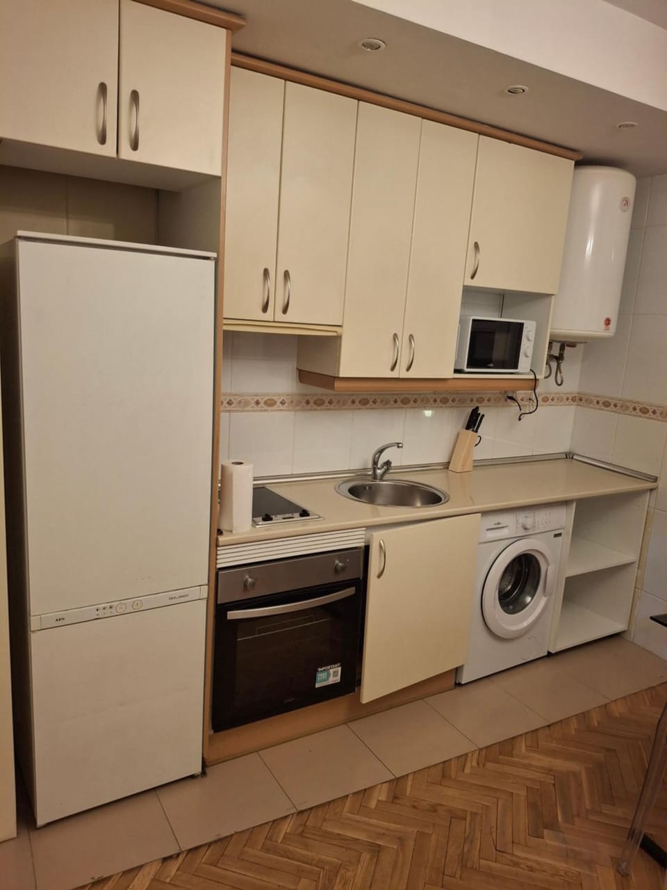 Kitchen or kitchenette, dishwasher, minibar, oven, stove, washing machine
