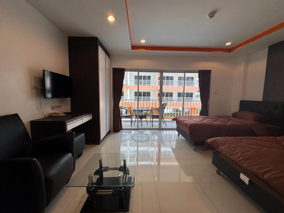 Communal lounge/ TV room, Bed, TV and multimedia, Living room, Bedroom