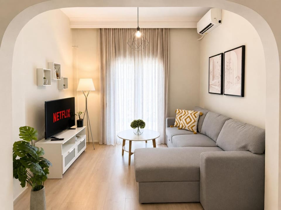 Communal lounge/ TV room, TV and multimedia, Living room, Seating area, air conditioner