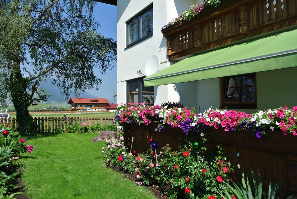 Property building, Patio, Facade/entrance, Balcony/Terrace
