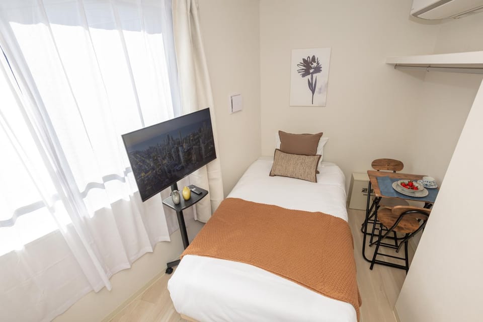 Bed, TV and multimedia, Bedroom