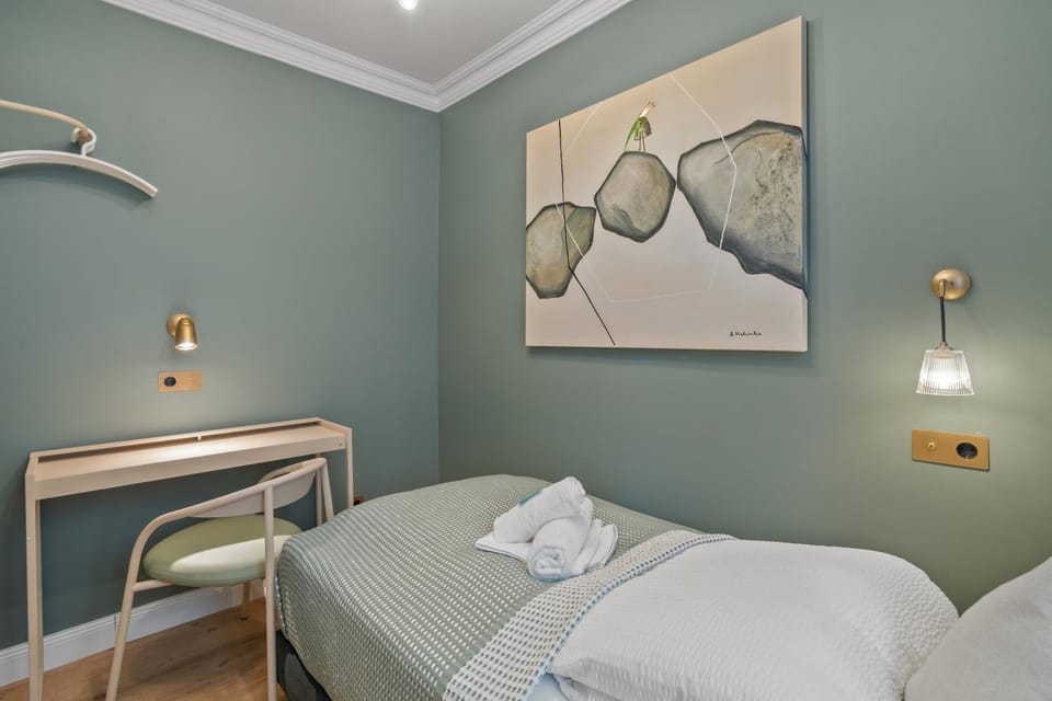 Bed, Seating area, Bedroom
