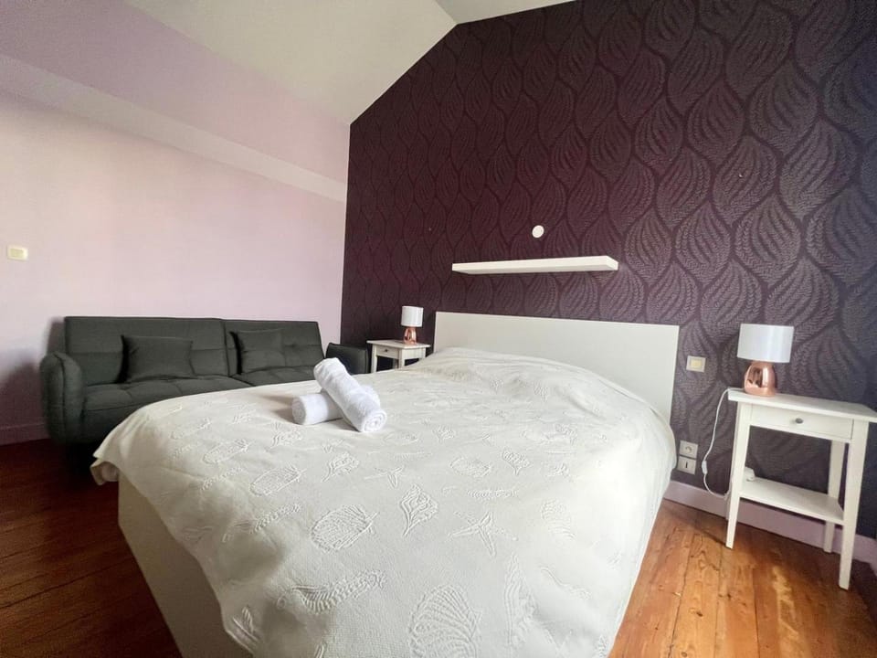 Bed, Photo of the whole room, Bedroom, towels