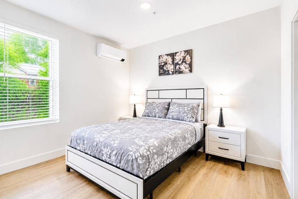 Bed, Photo of the whole room, Bedroom, air conditioner