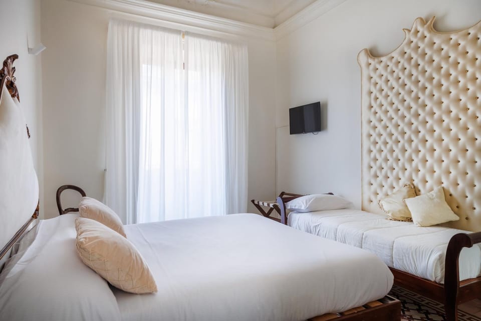 Bed, TV and multimedia, Bedroom