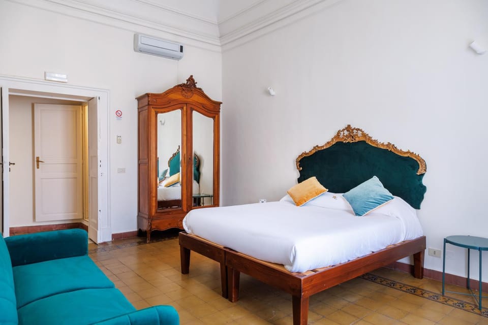 Photo of the whole room, Bedroom, locker