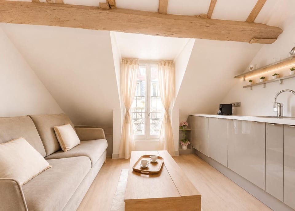 Coffee/tea facilities, Kitchen or kitchenette, Living room, Seating area