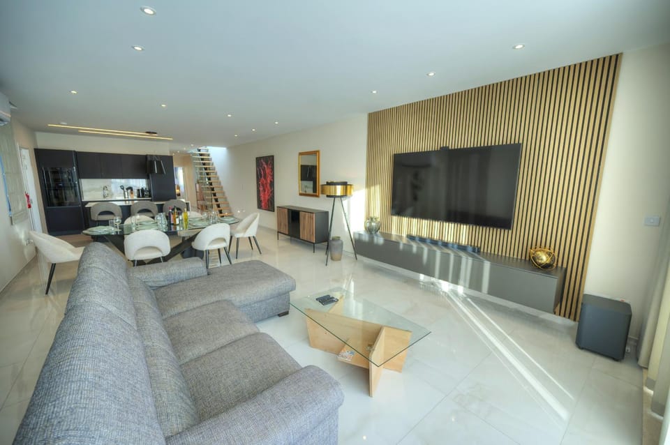 Luxurious 2 bedroom penthouse with roof terrace, hot tub and breath-taking views YVAN1-1 Apartment in Saint Julians