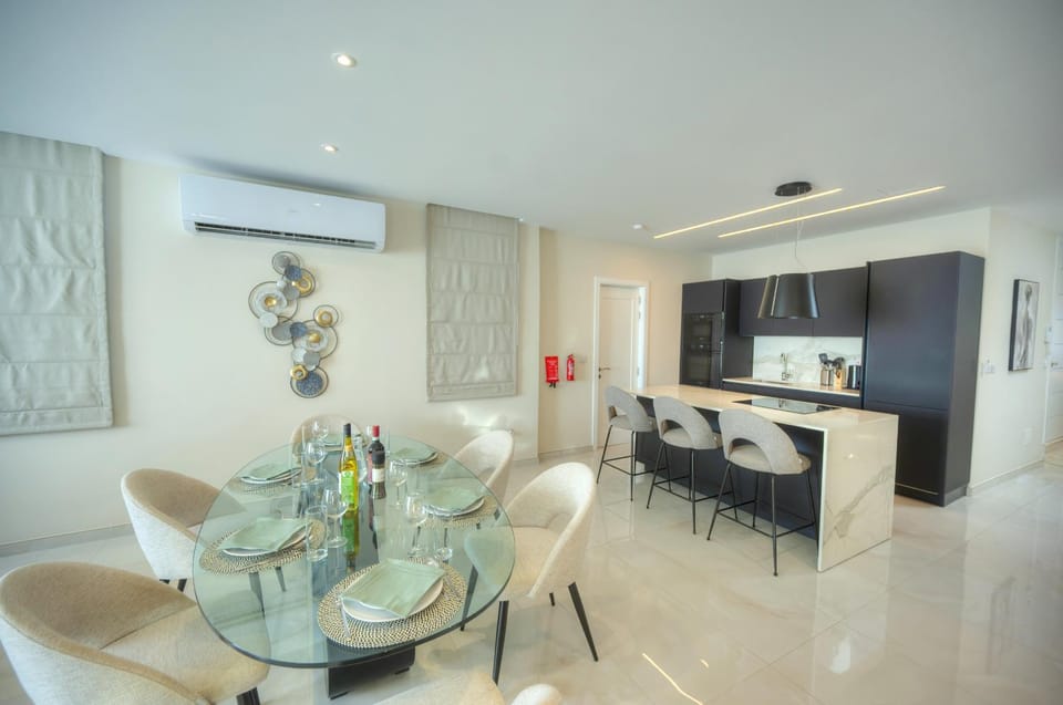 Luxurious 2 bedroom penthouse with roof terrace, hot tub and breath-taking views YVAN1-1 Apartment in Saint Julians