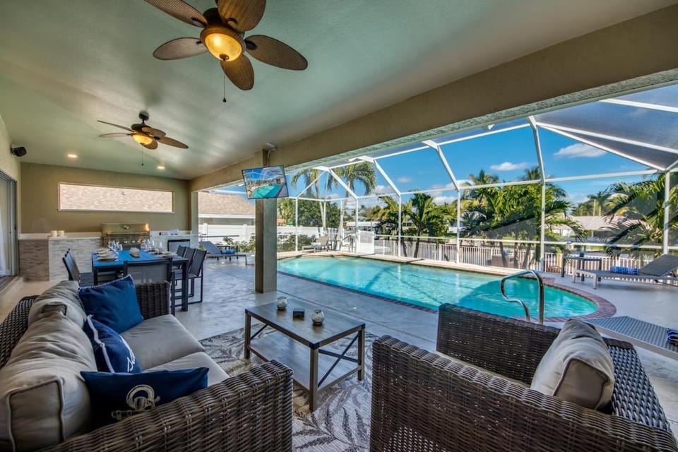 CoralVilla Sarasota - perfect for boaters, with pool & outdoor kitchen House in Cape Coral