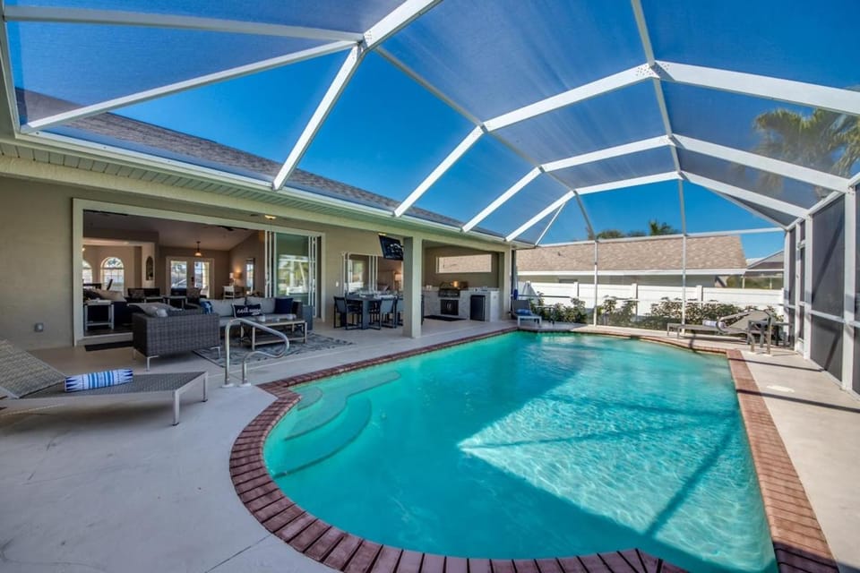 CoralVilla Sarasota - perfect for boaters, with pool & outdoor kitchen House in Cape Coral