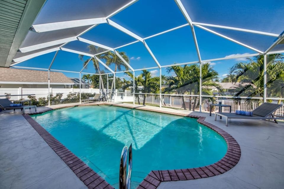 CoralVilla Sarasota - perfect for boaters, with pool & outdoor kitchen House in Cape Coral