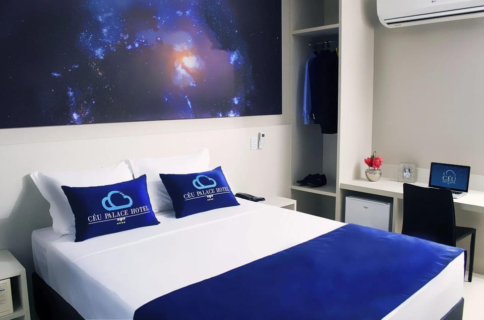 Bed, Photo of the whole room, Bedroom, minibar, wardrobe, air conditioner
