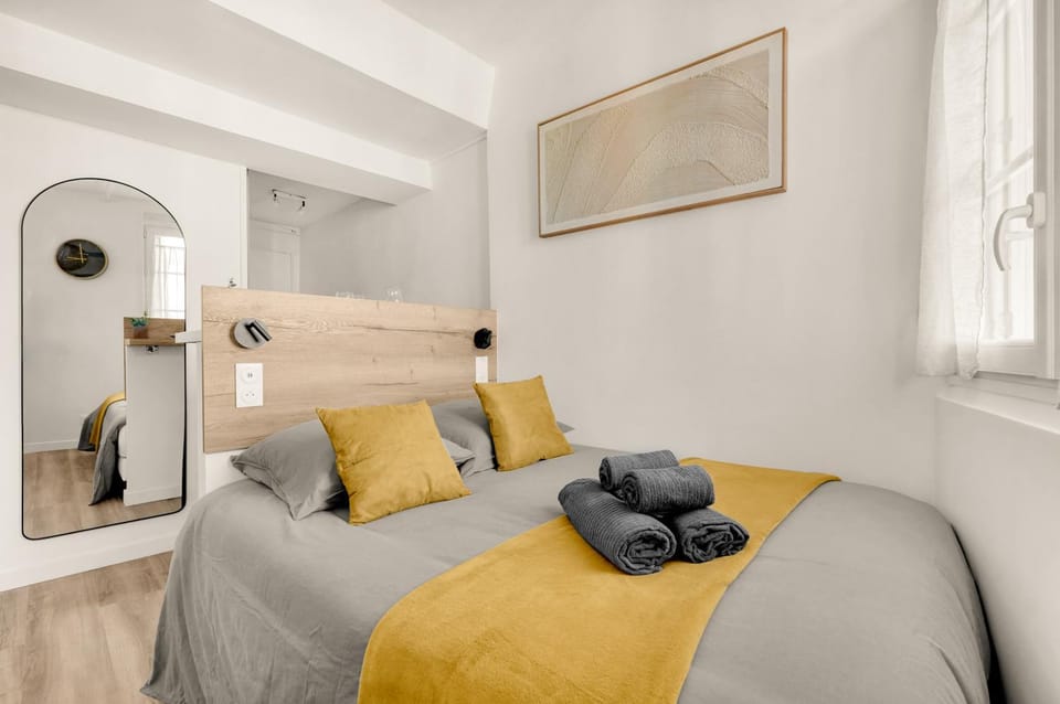 Bed, towels