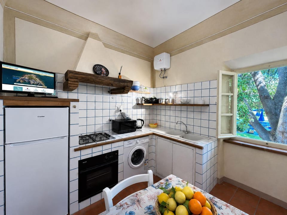 TV and multimedia, Kitchen or kitchenette, Living room, Seating area, microwave, oven, stove