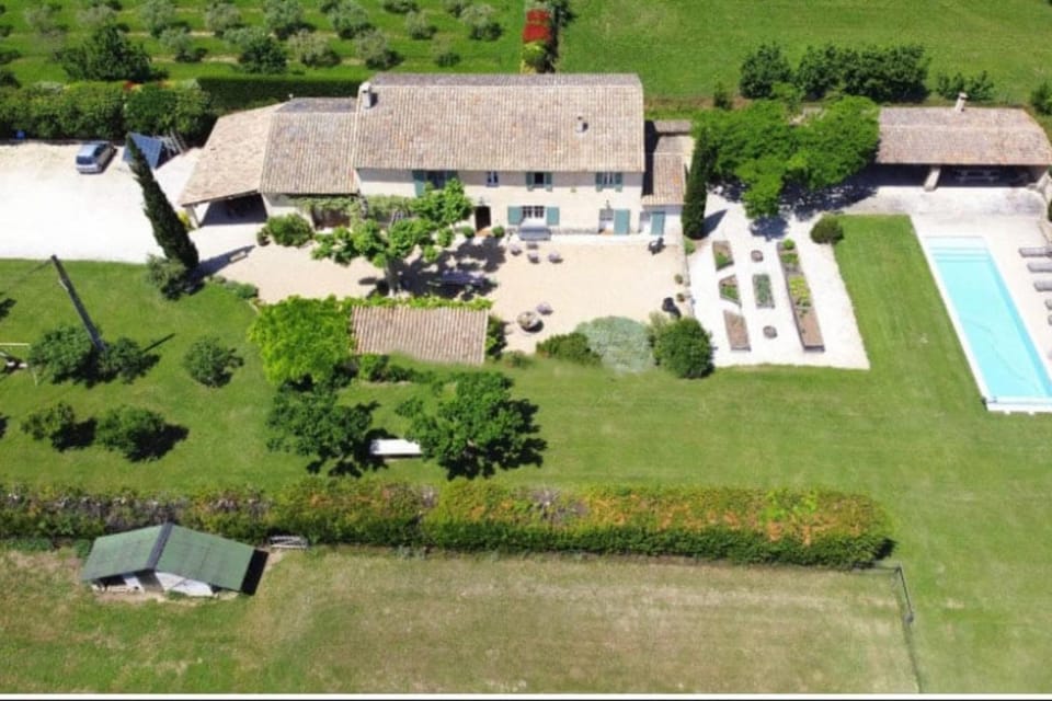 Property building, Day, Natural landscape, Bird's eye view, Garden, Garden view, Pool view, Swimming pool, sunbed