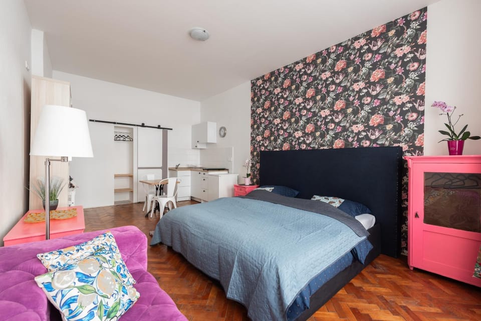 Bed, Living room
