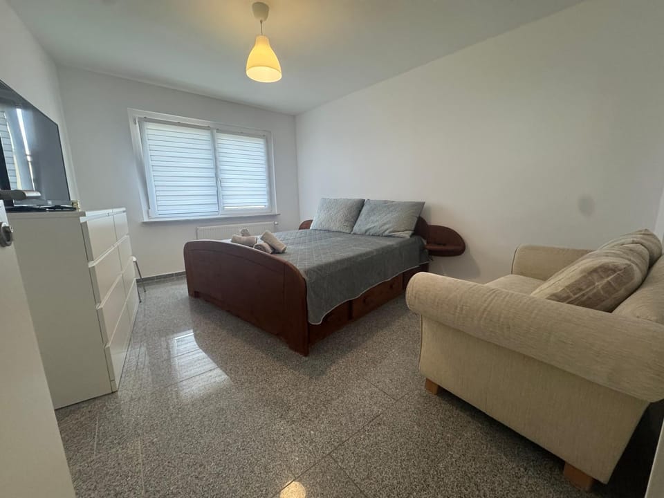 Communal lounge/ TV room, Bed, Seating area, Bedroom