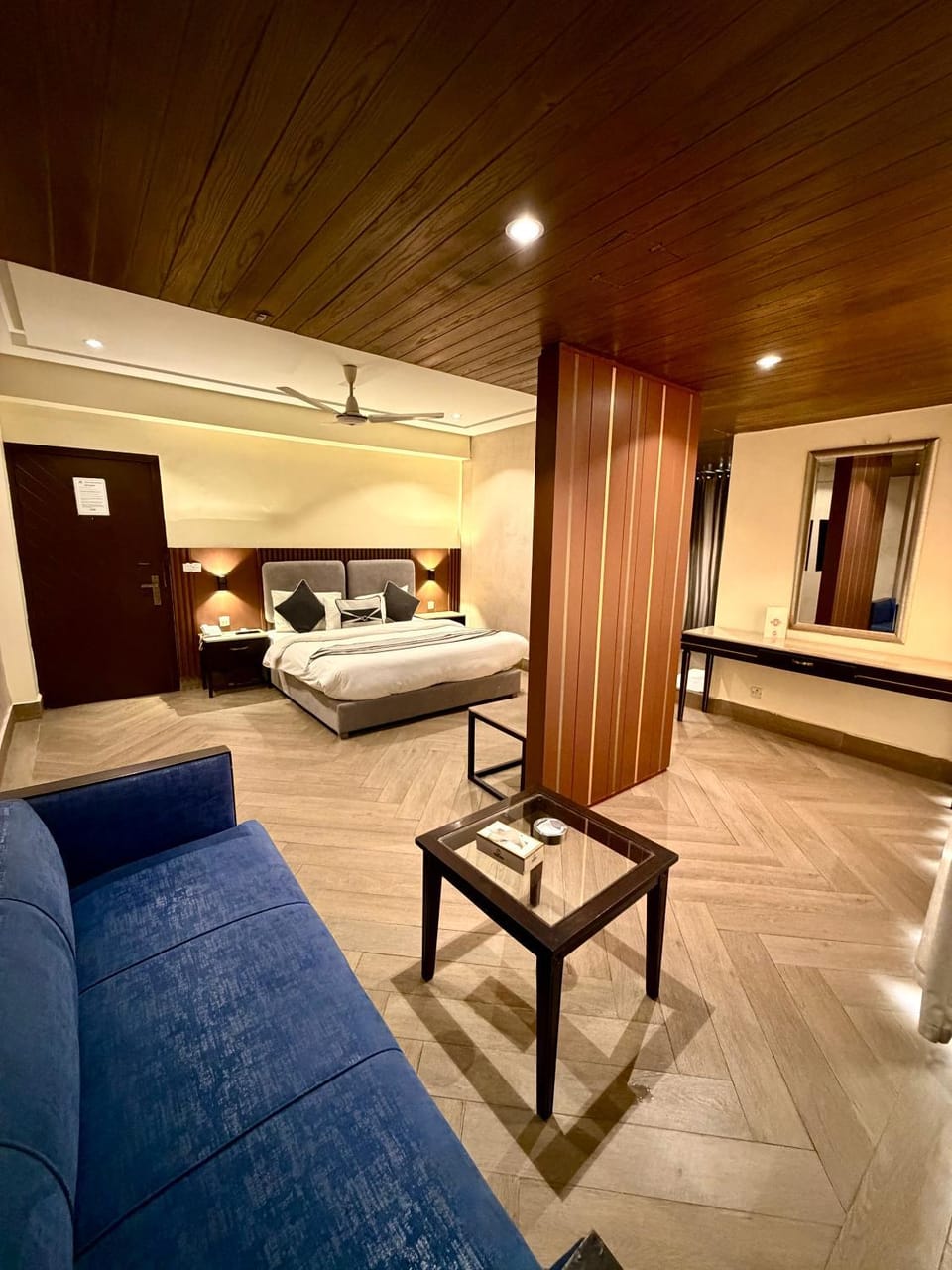 Bed, TV and multimedia, Photo of the whole room, Seating area, Bedroom