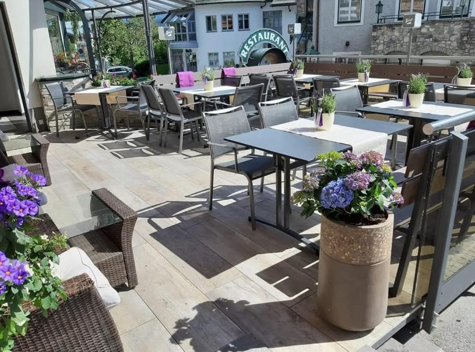 Restaurant/places to eat, Balcony/Terrace, Breakfast