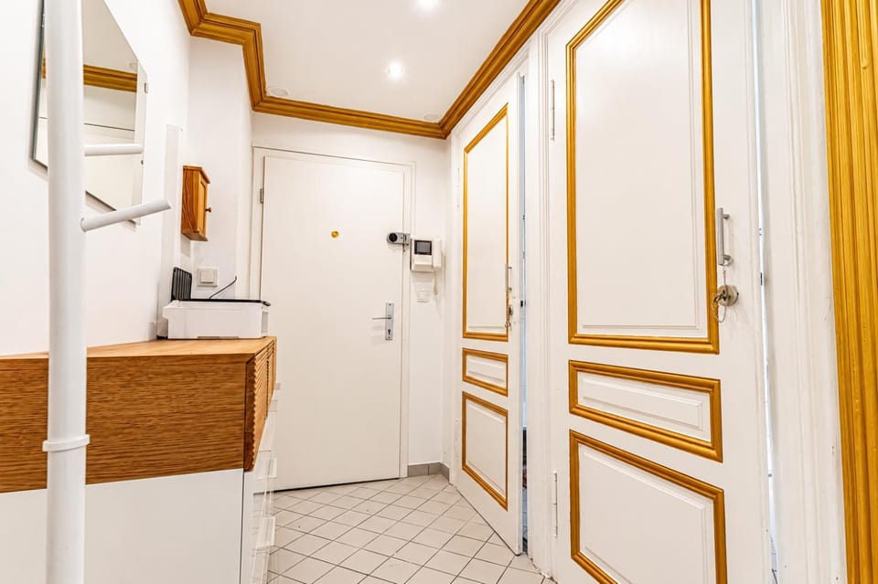 Kitchen or kitchenette, oven
