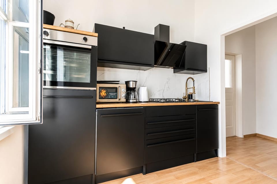 Coffee/tea facilities, Kitchen or kitchenette, oven, stove, toaster