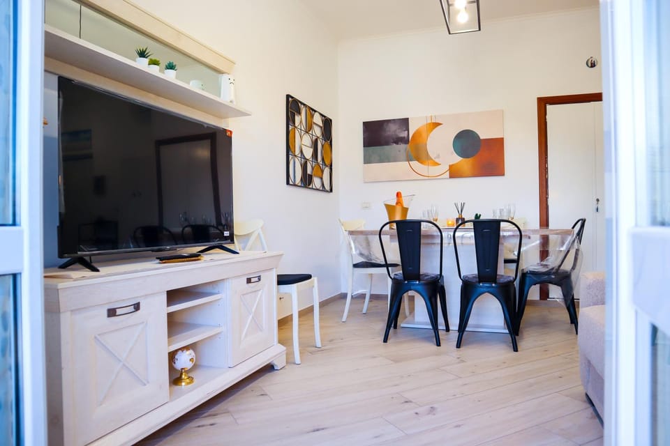 TV and multimedia, Kitchen or kitchenette, Living room, Seating area, Dining area