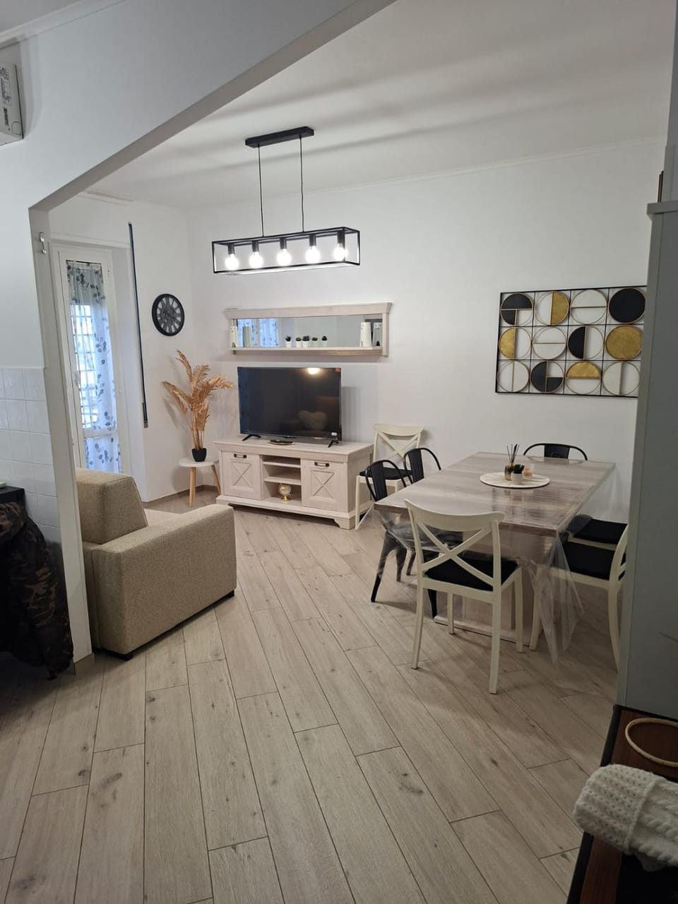 TV and multimedia, Kitchen or kitchenette, Living room, Dining area