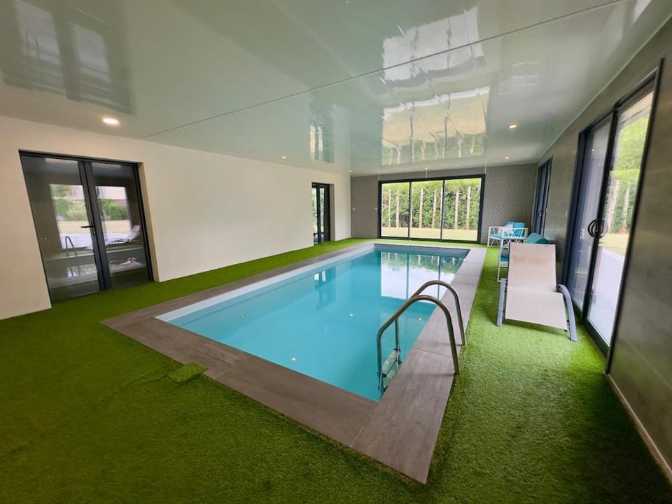 Villa - piscine intérieur chauffée - jardin clos Villa in Bourgogne-Franche-Comté