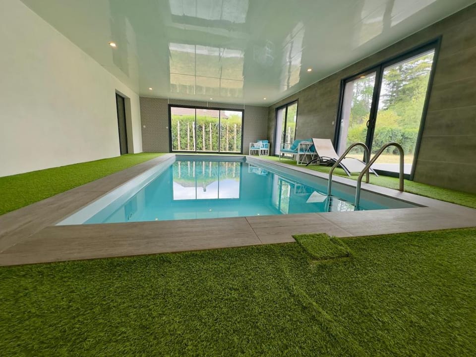 Villa - piscine intérieur chauffée - jardin clos Villa in Bourgogne-Franche-Comté