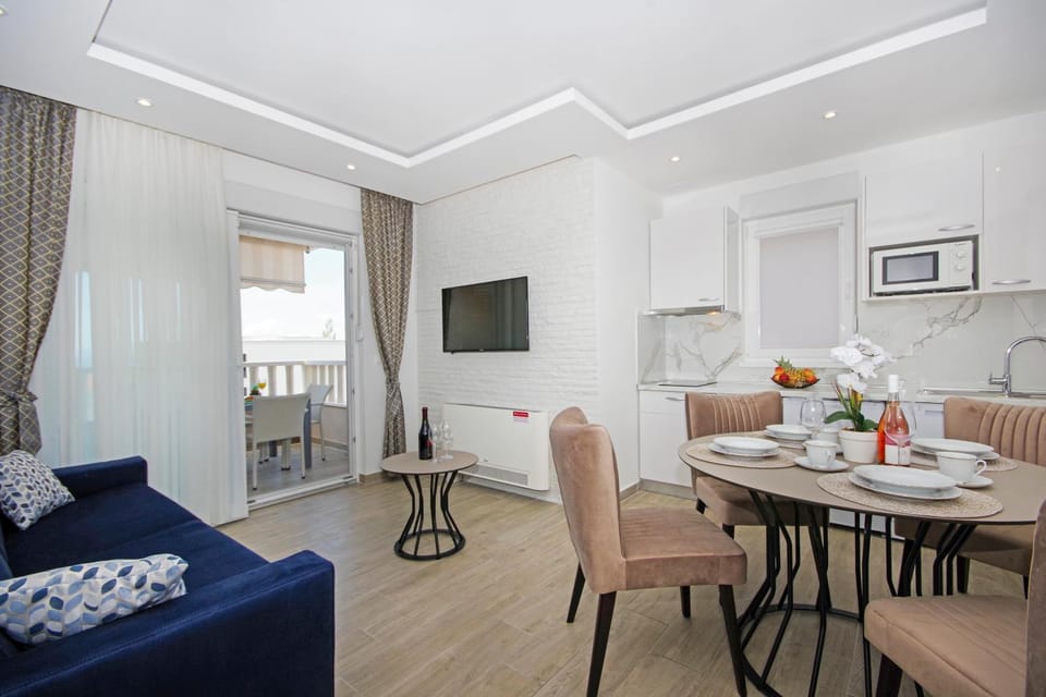 Stella Maris Promajna - Pool, Jacuzzy & Beach Nearby Apartment in Split-Dalmatia County