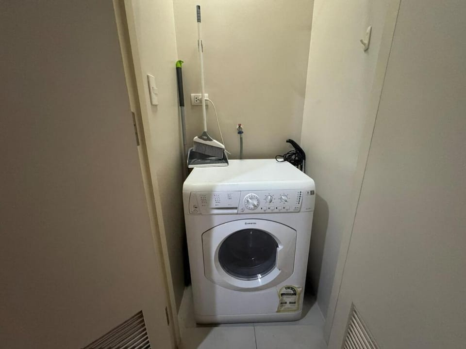 BGC Luxe Condo I Facing Grand Hyatt & Uptown Mall Apartment in Makati