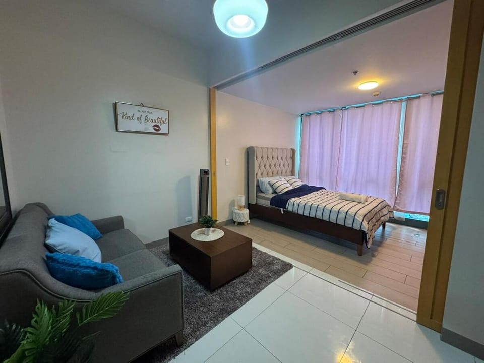 BGC Luxe Condo I Facing Grand Hyatt & Uptown Mall Apartment in Makati