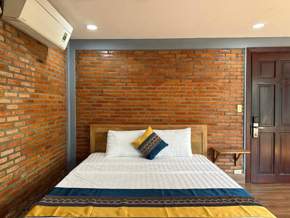 Bed, air conditioner