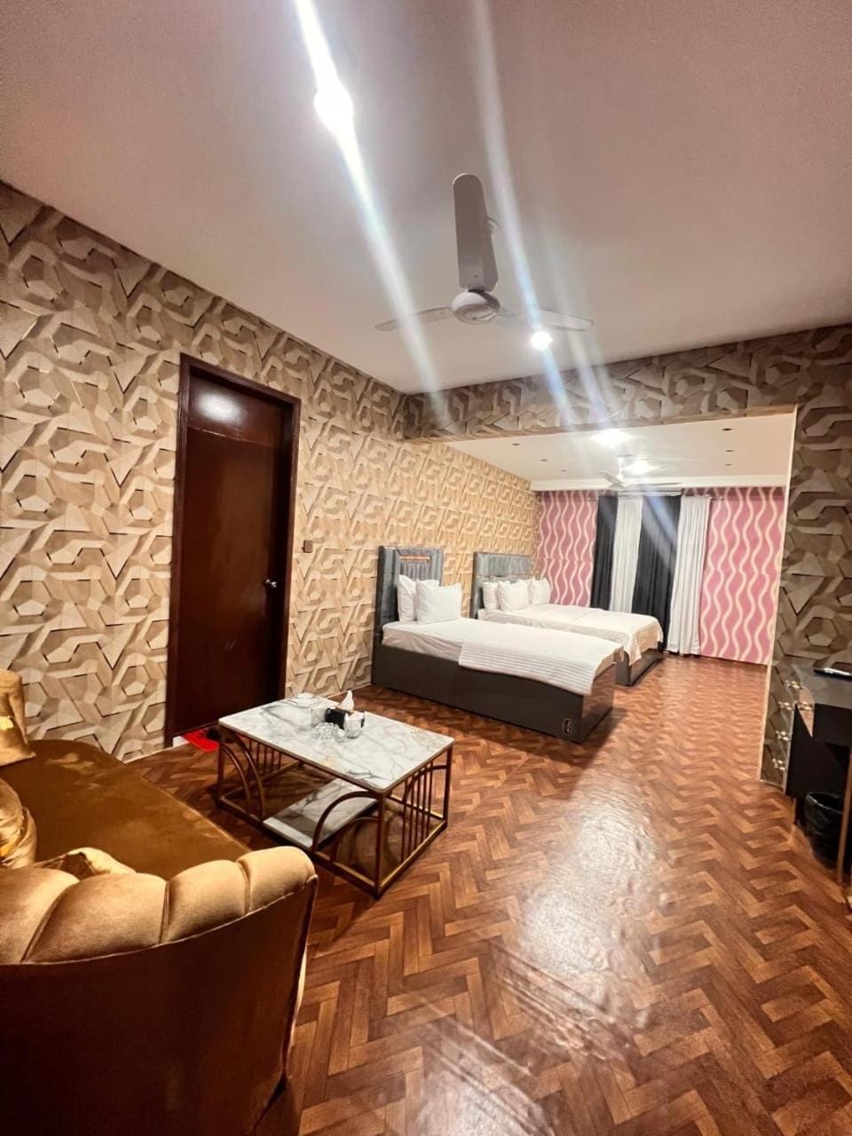 Bed, TV and multimedia, Living room, Photo of the whole room, Seating area, Bedroom, air conditioner