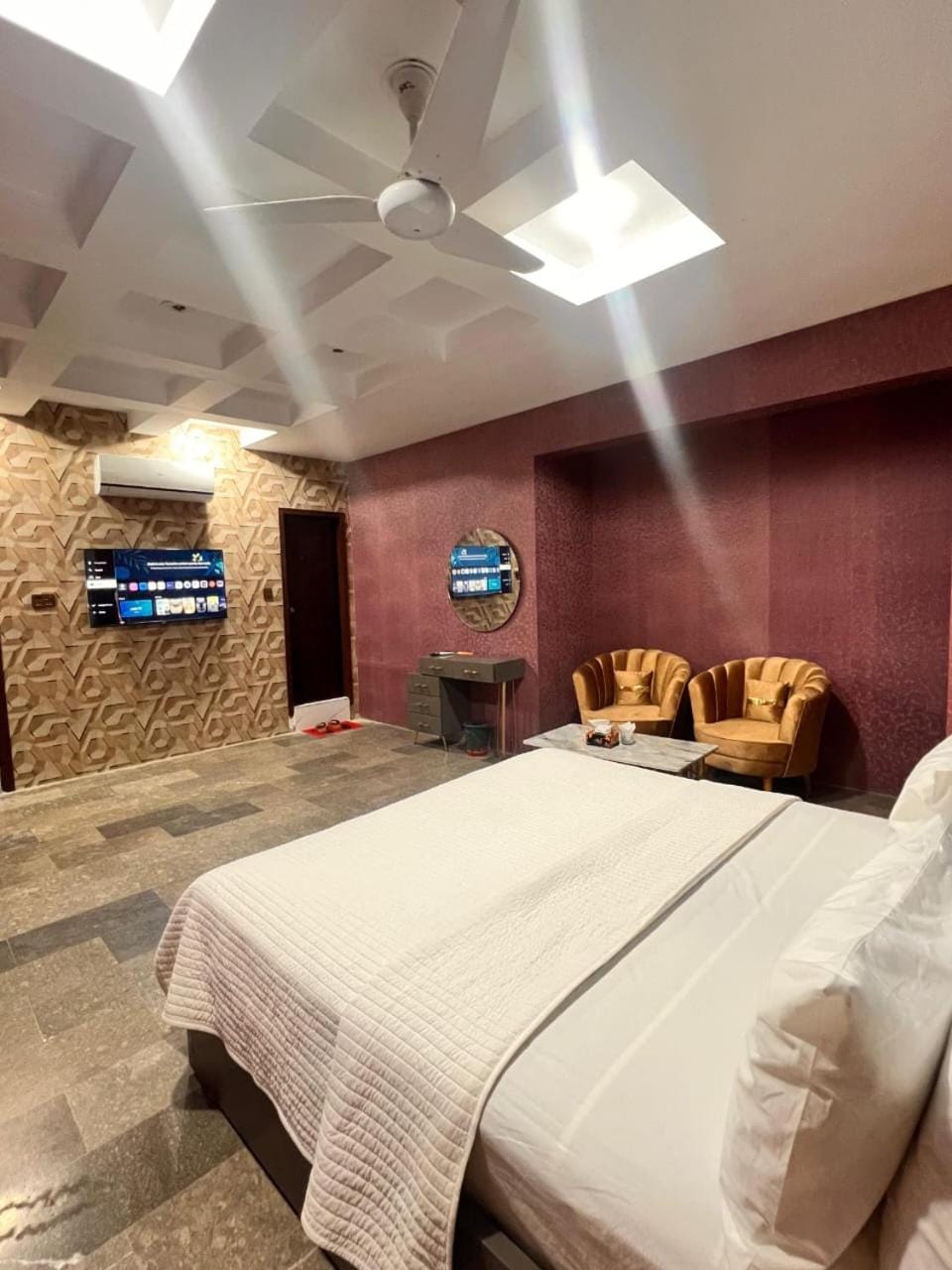 Bed, TV and multimedia, Living room, Photo of the whole room, Seating area, Bedroom