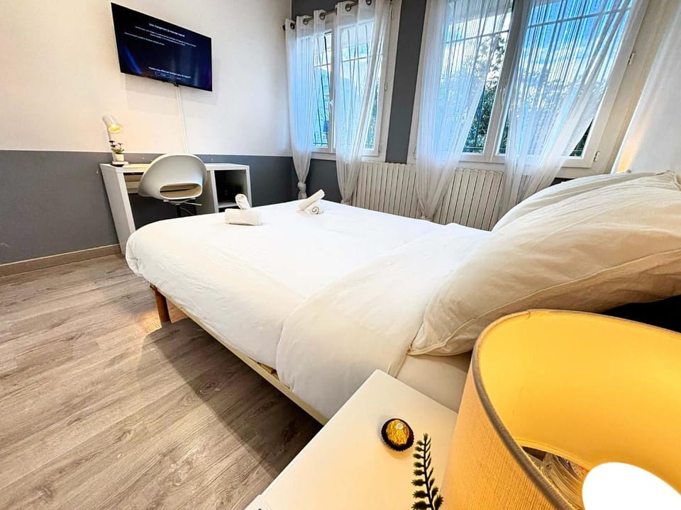 Bed, TV and multimedia, Photo of the whole room, Seating area, Bedroom