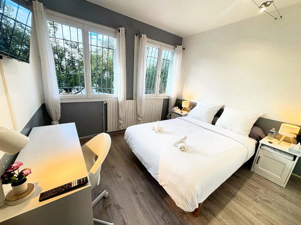 Bed, TV and multimedia, Photo of the whole room, Seating area, Bedroom, towels