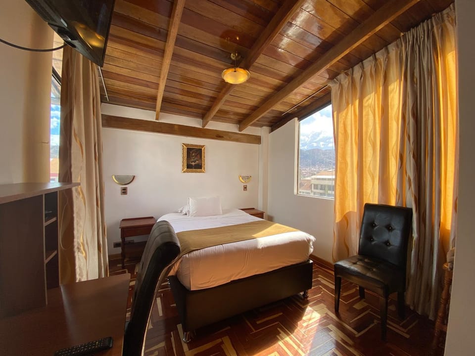 Bed, TV and multimedia, Photo of the whole room, Bedroom, Mountain view