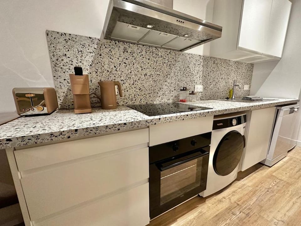 Coffee/tea facilities, Kitchen or kitchenette, dishwasher, oven, stove, toaster, washing machine