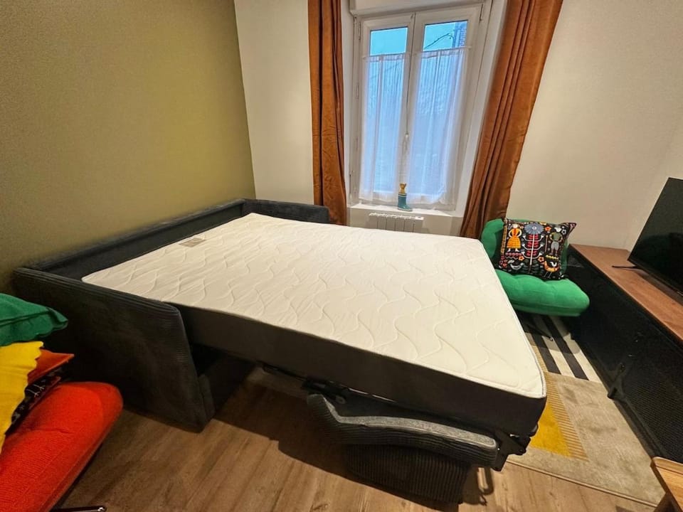 Bed, Living room
