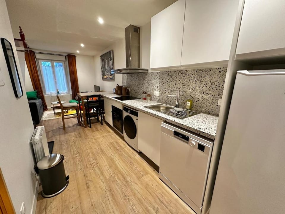 Kitchen or kitchenette, Dining area, dishwasher, oven, stove, washing machine