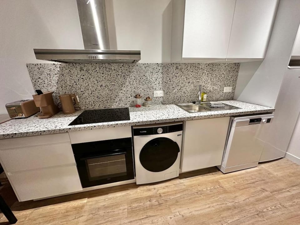 Coffee/tea facilities, Kitchen or kitchenette, dishwasher, oven, stove, toaster, washing machine