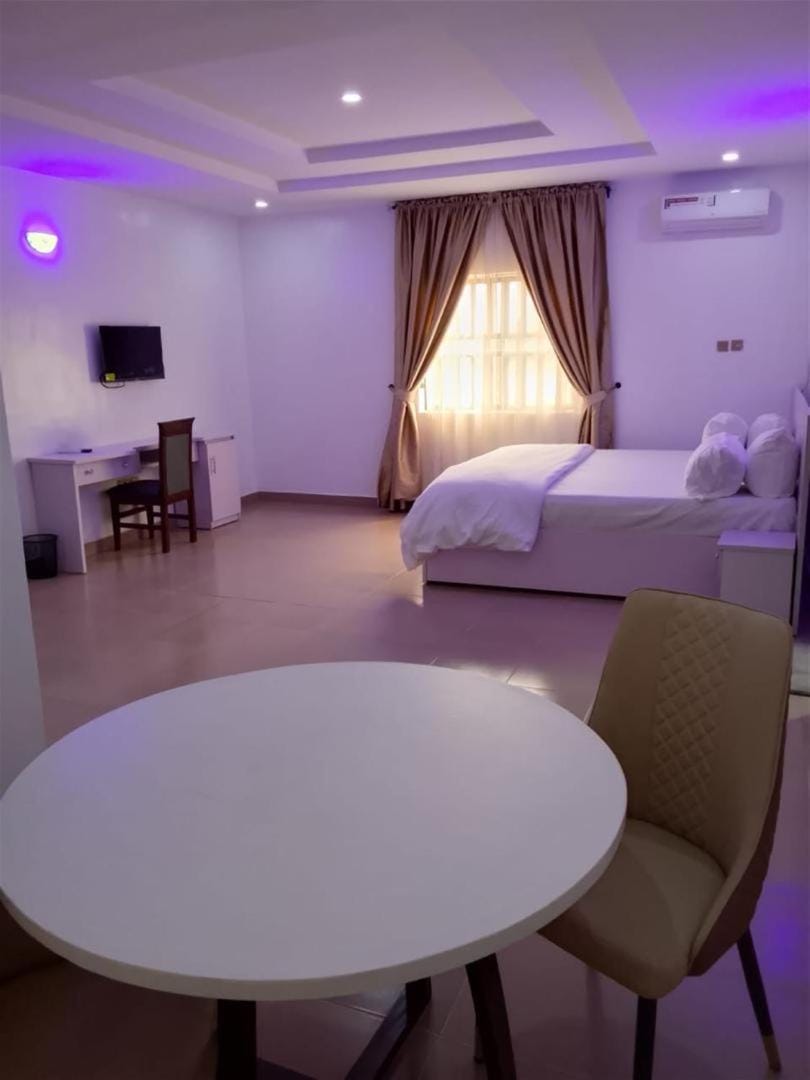 Bed, Seating area, air conditioner