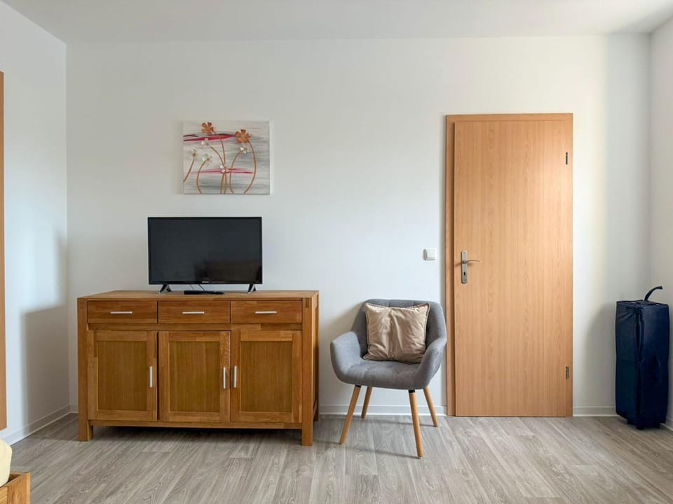 TV and multimedia, Seating area, Bedroom